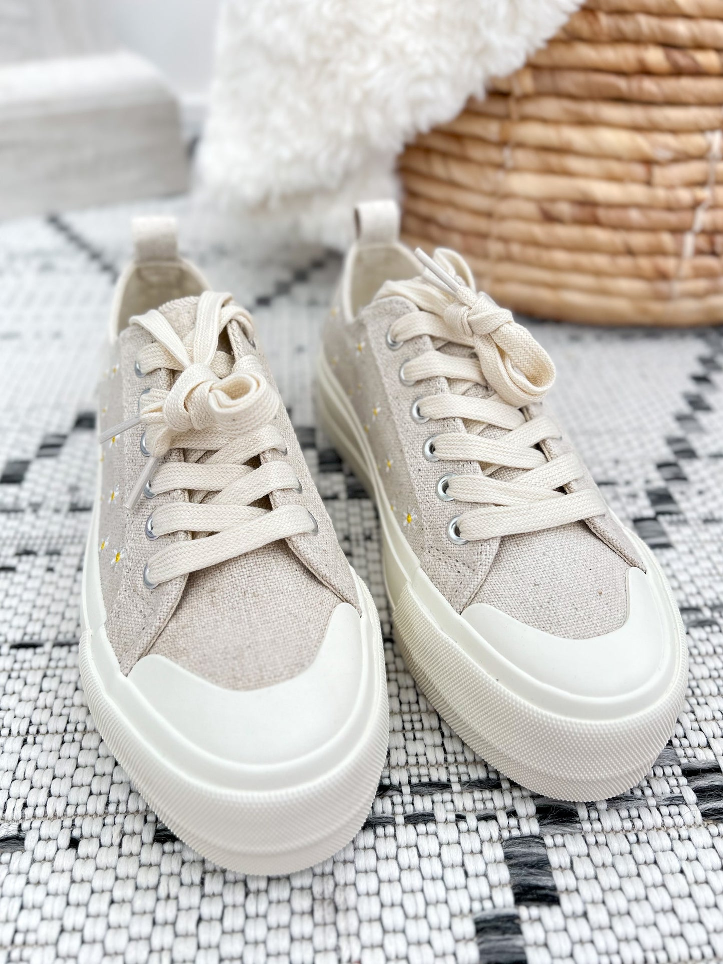 Corky's Take The Lead - Natural With Daisies