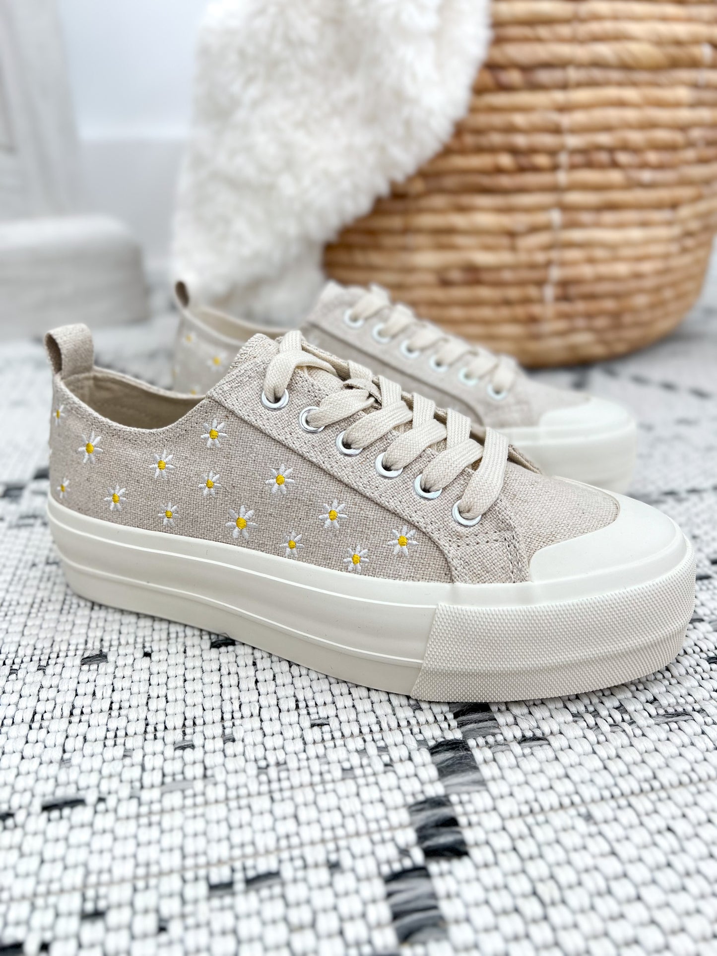 Corky's Take The Lead - Natural With Daisies