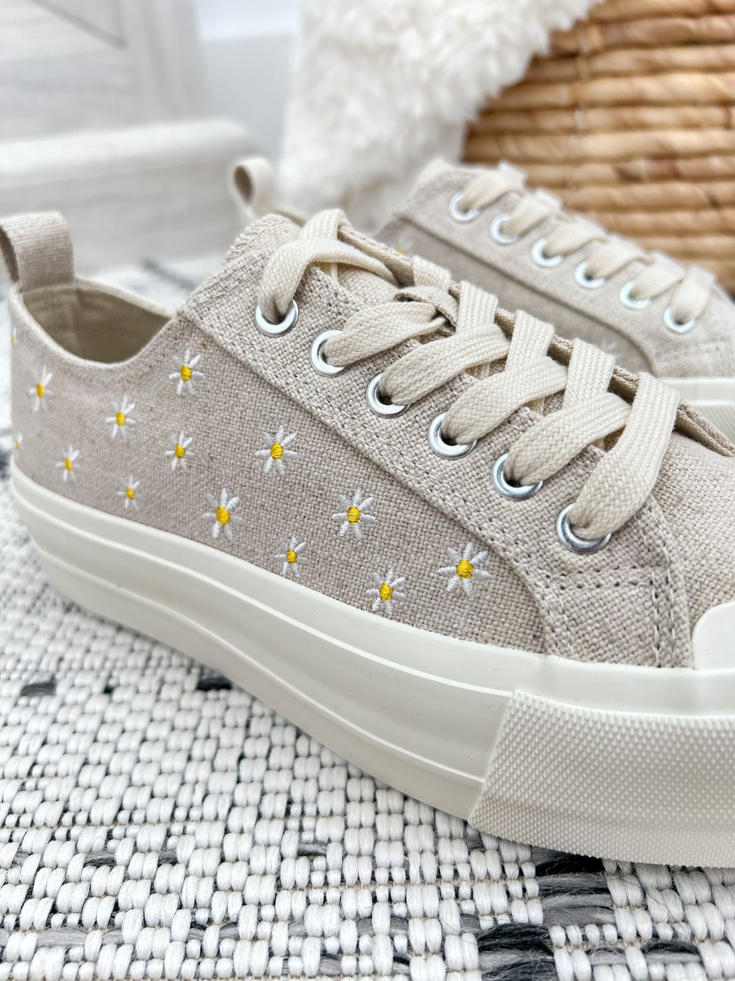 Corky's Take The Lead - Natural With Daisies