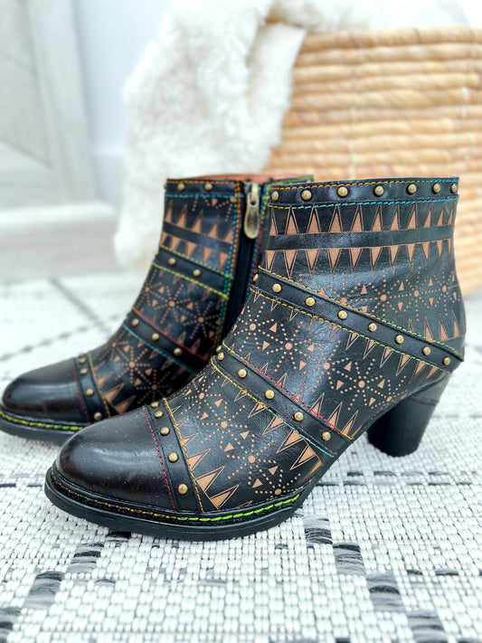 L'ARTISTE Niobe Boot - Black Multi
