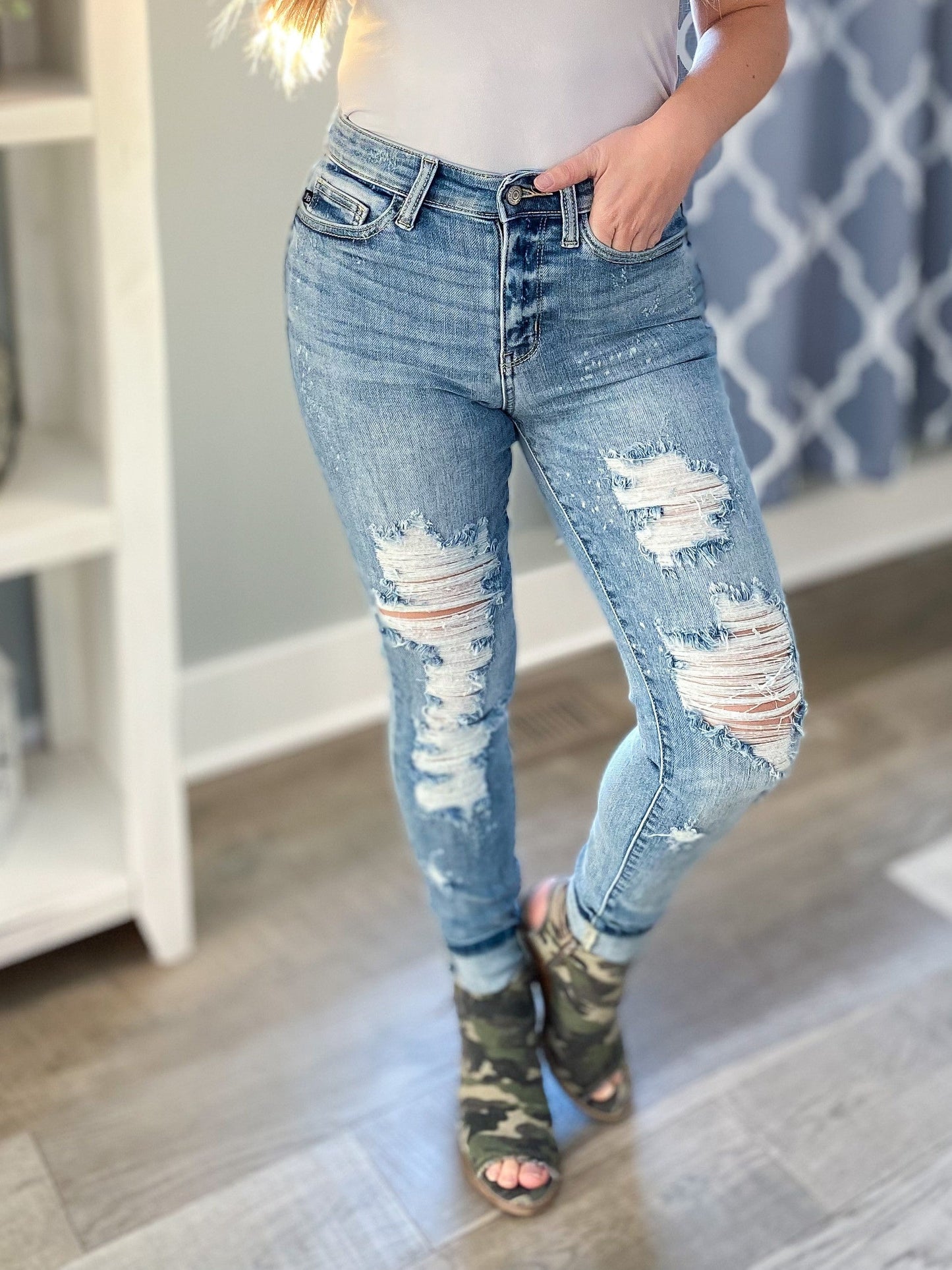 Salt Life Skinnies Bleach Splash Destroyed Jeans