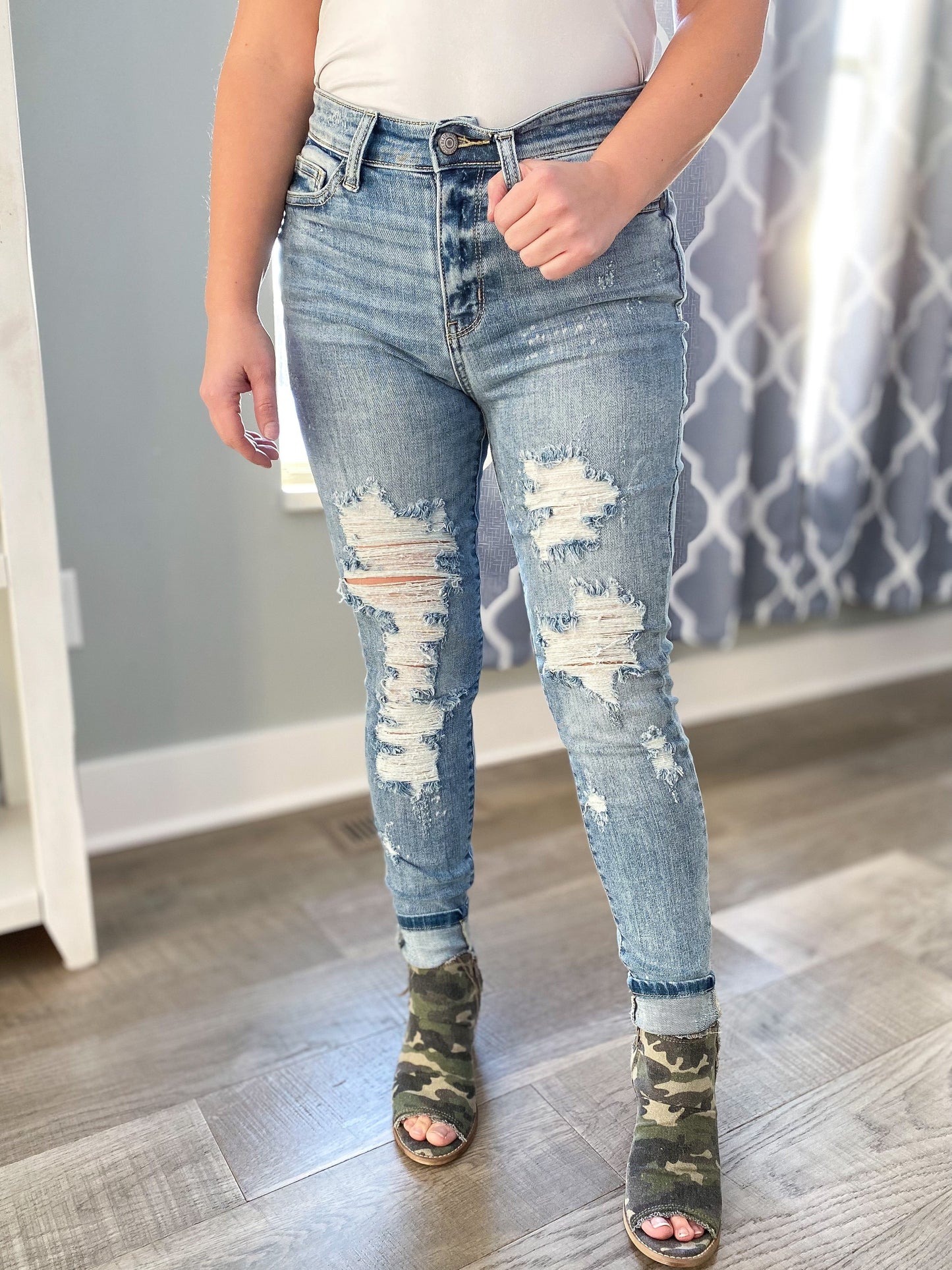 Salt Life Skinnies Bleach Splash Destroyed Jeans