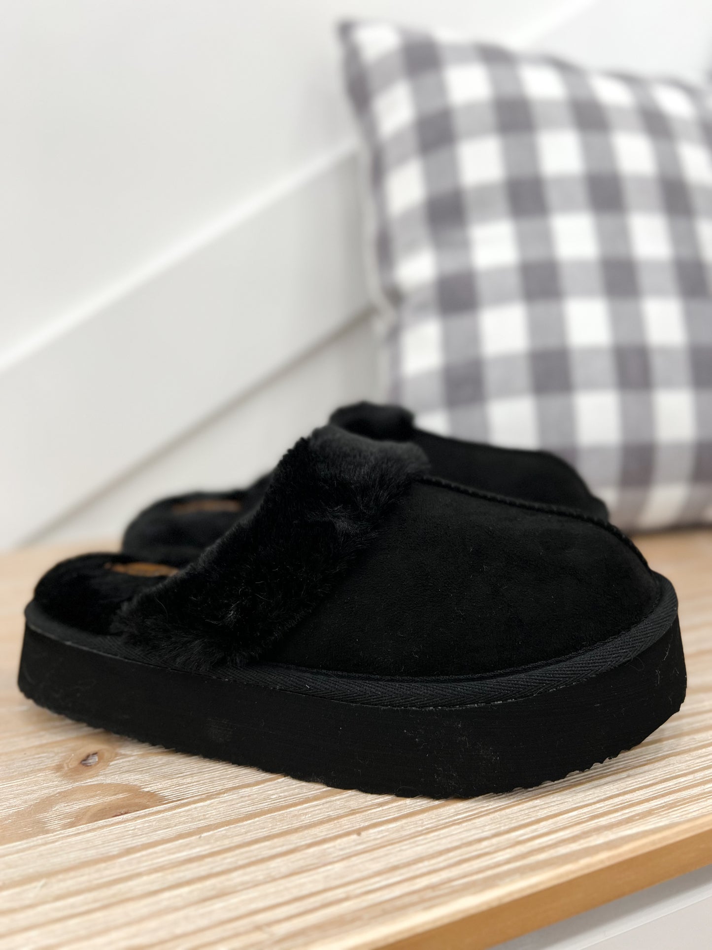 Very G Delaney Slipper - Black