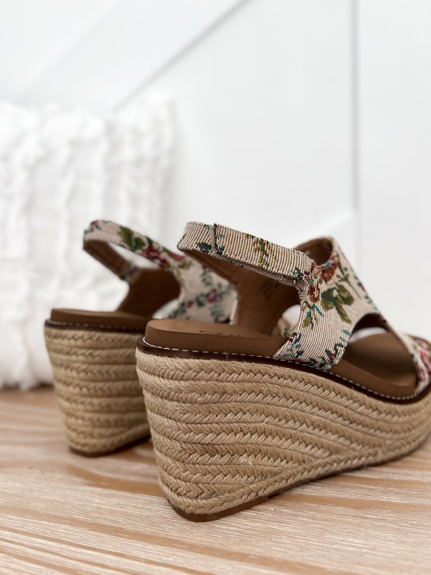 Corky's Freddie Wedge - Sand Floral