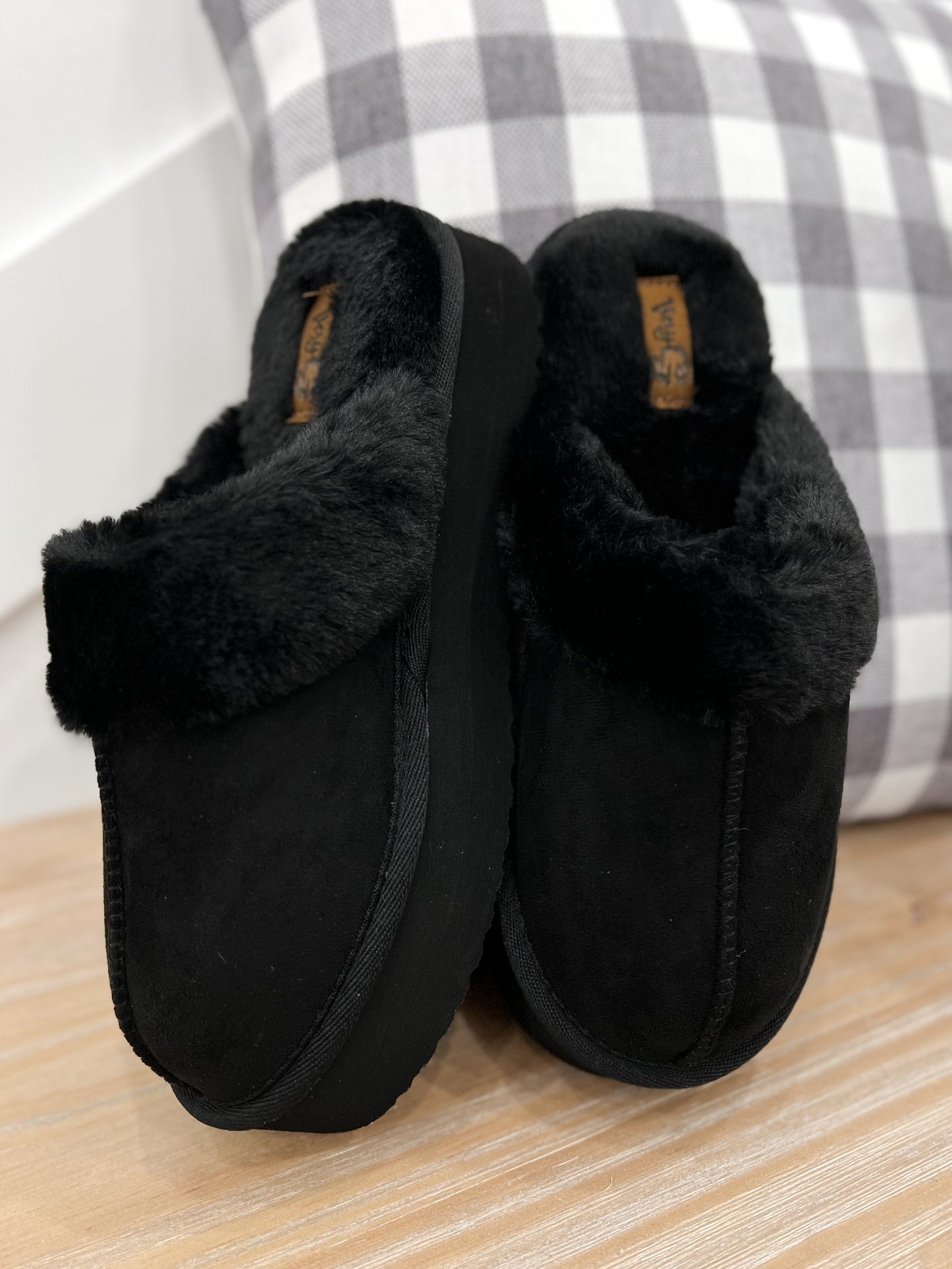 Very G Delaney Slipper - Black