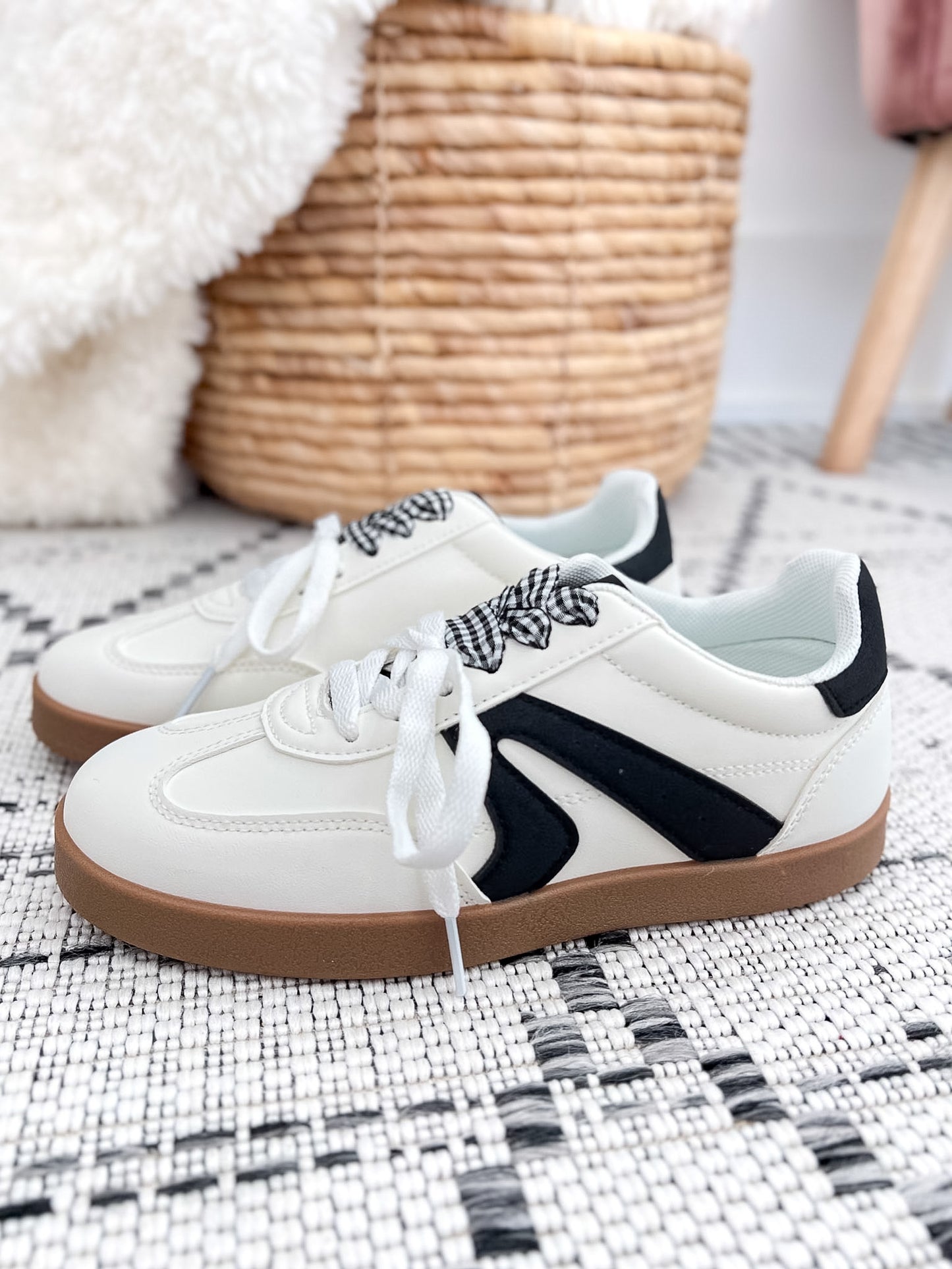 Very G Retro 2 Sneaker - White Black