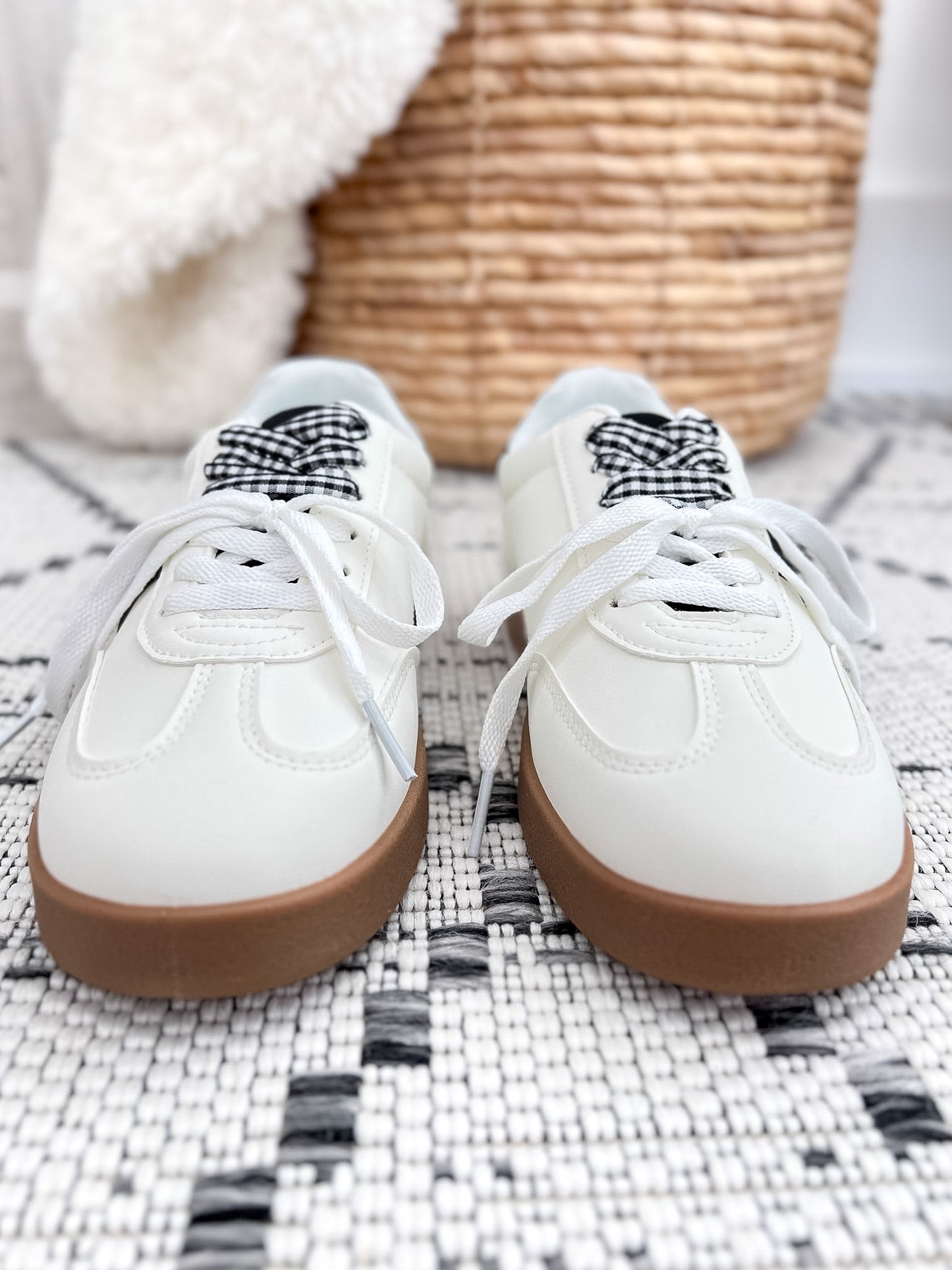 Very G Retro 2 Sneaker - White Black