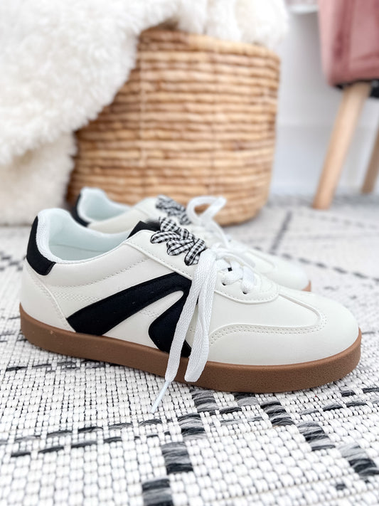 Very G Retro 2 Sneaker - White Black