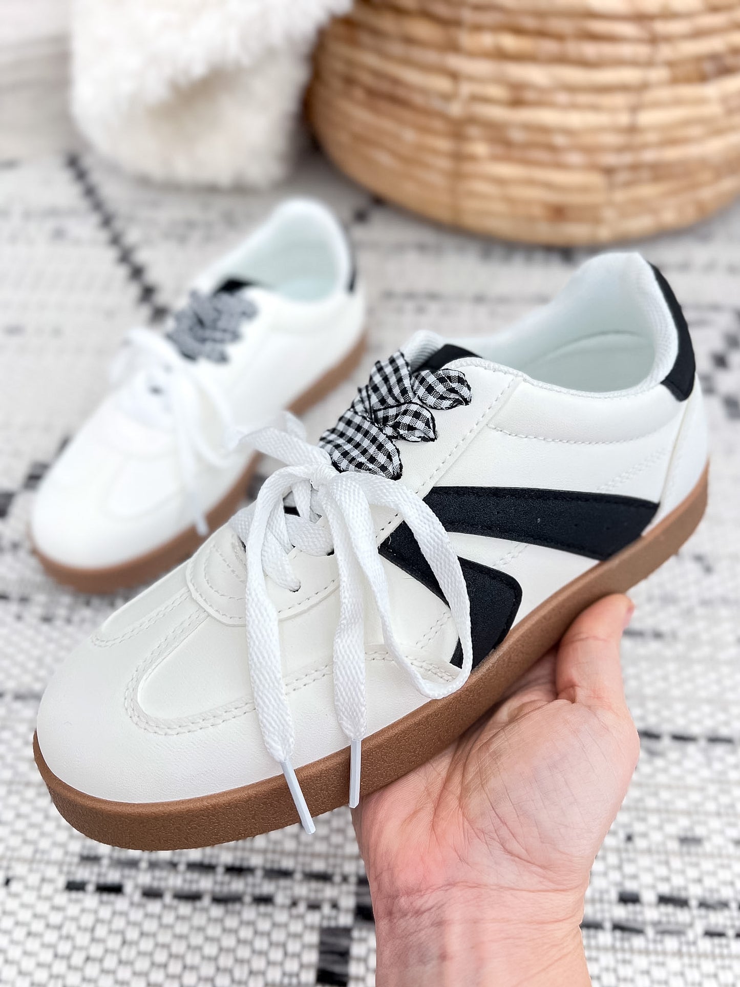 Very G Retro 2 Sneaker - White Black