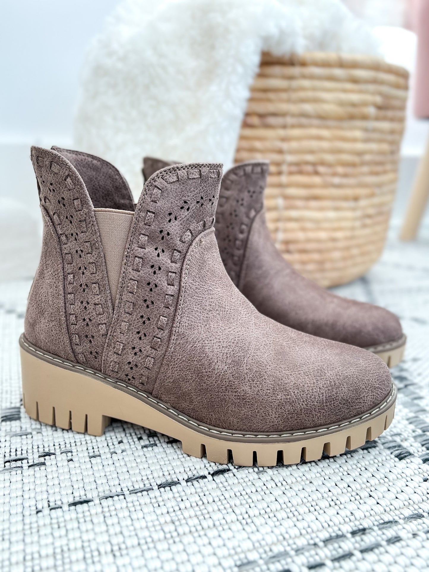 Very G Aryana Boot - Taupe
